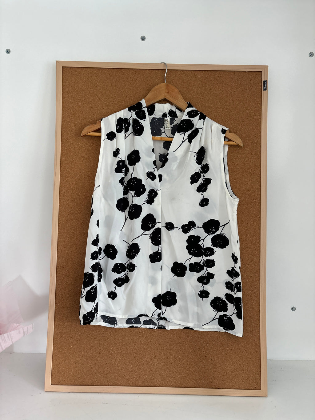 Sleeveless shirt