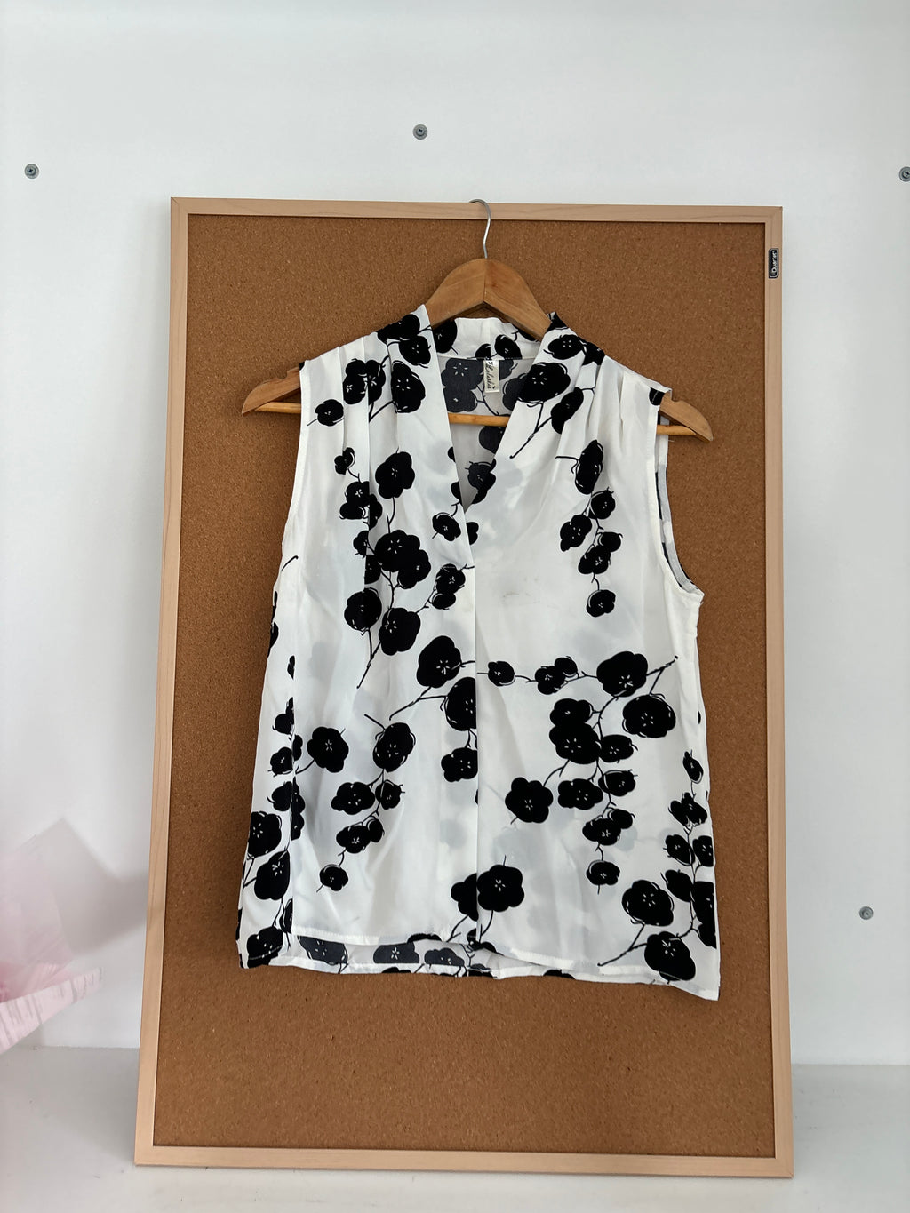 Sleeveless shirt