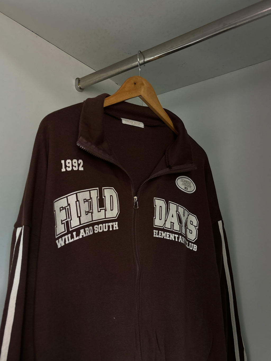 Brown Zipper sweatshirt.