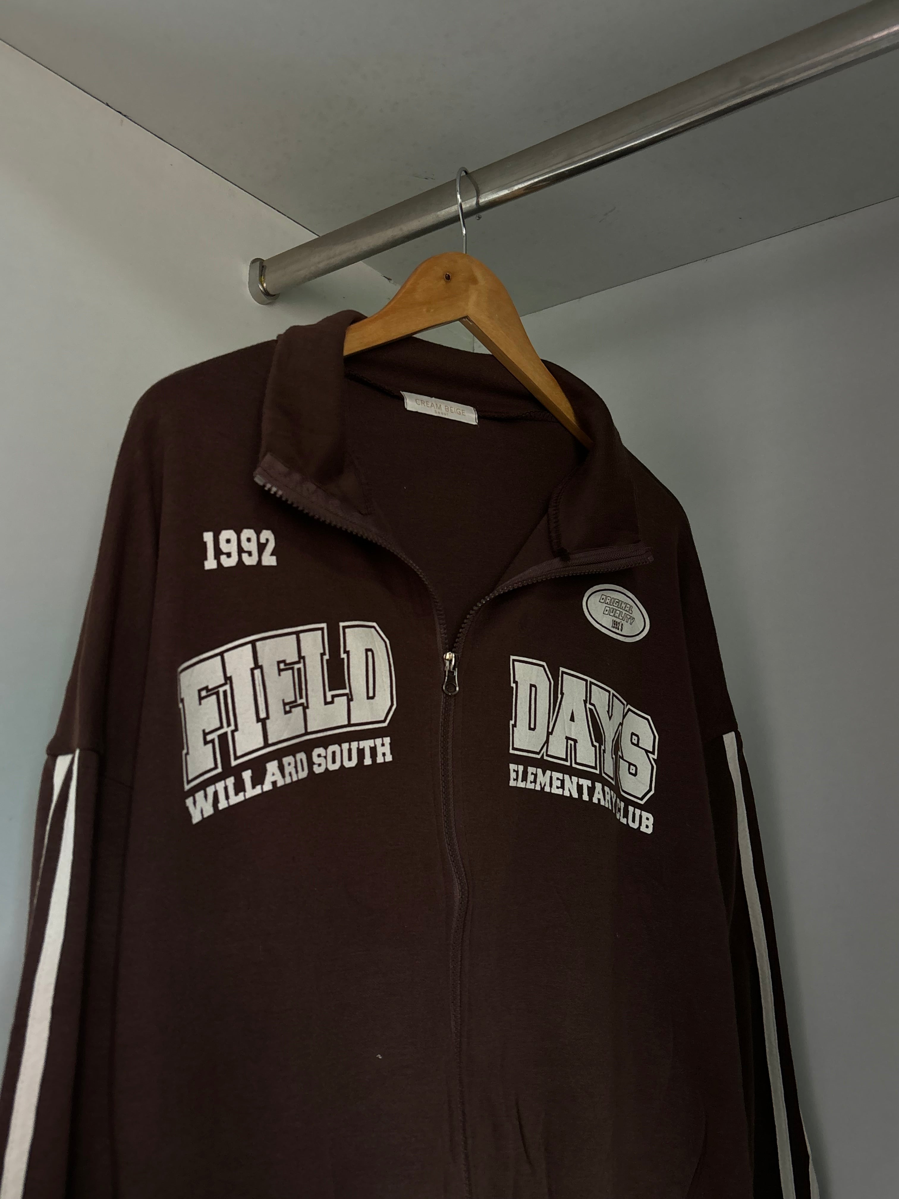 Brown Zipper sweatshirt.