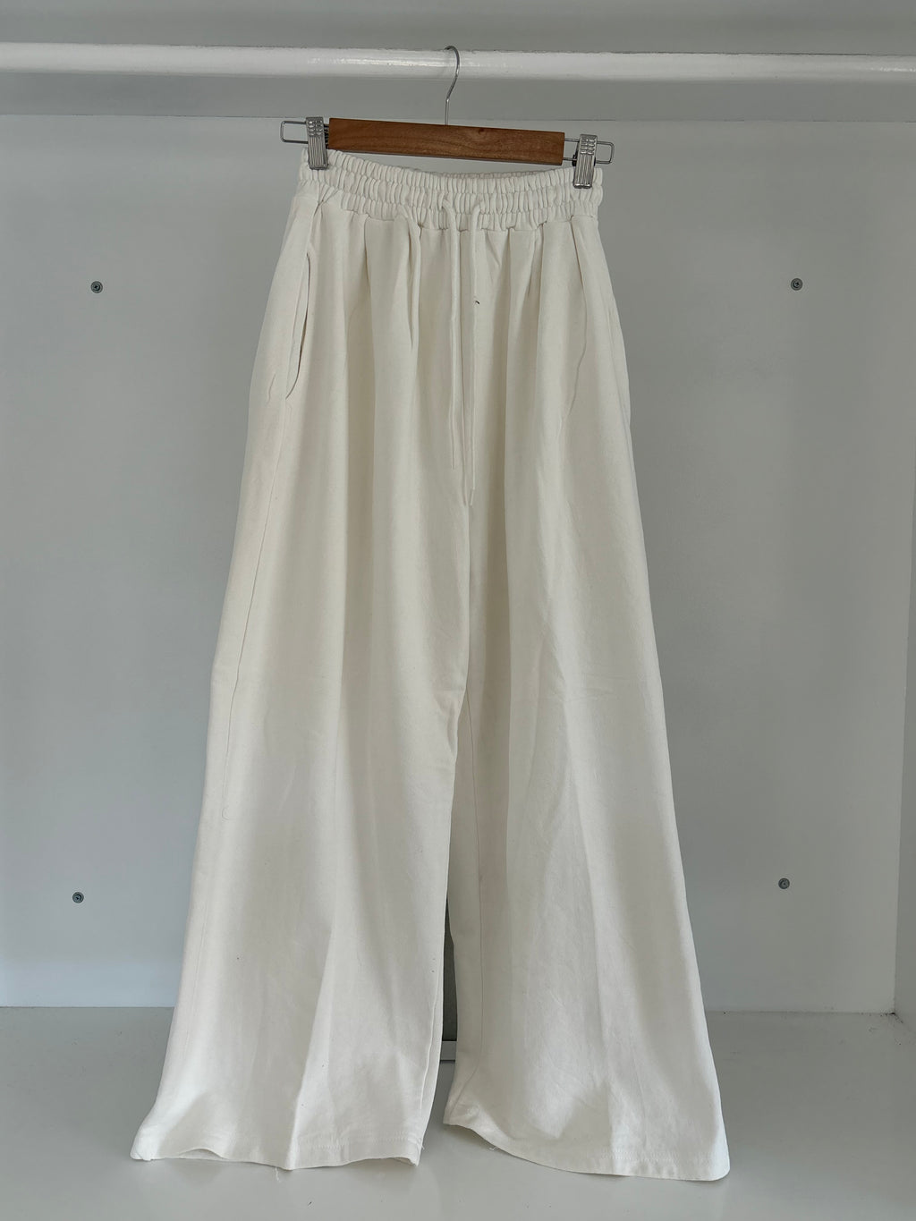 Unisex baggy joggers.