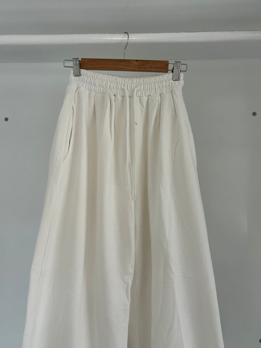 Unisex baggy joggers.