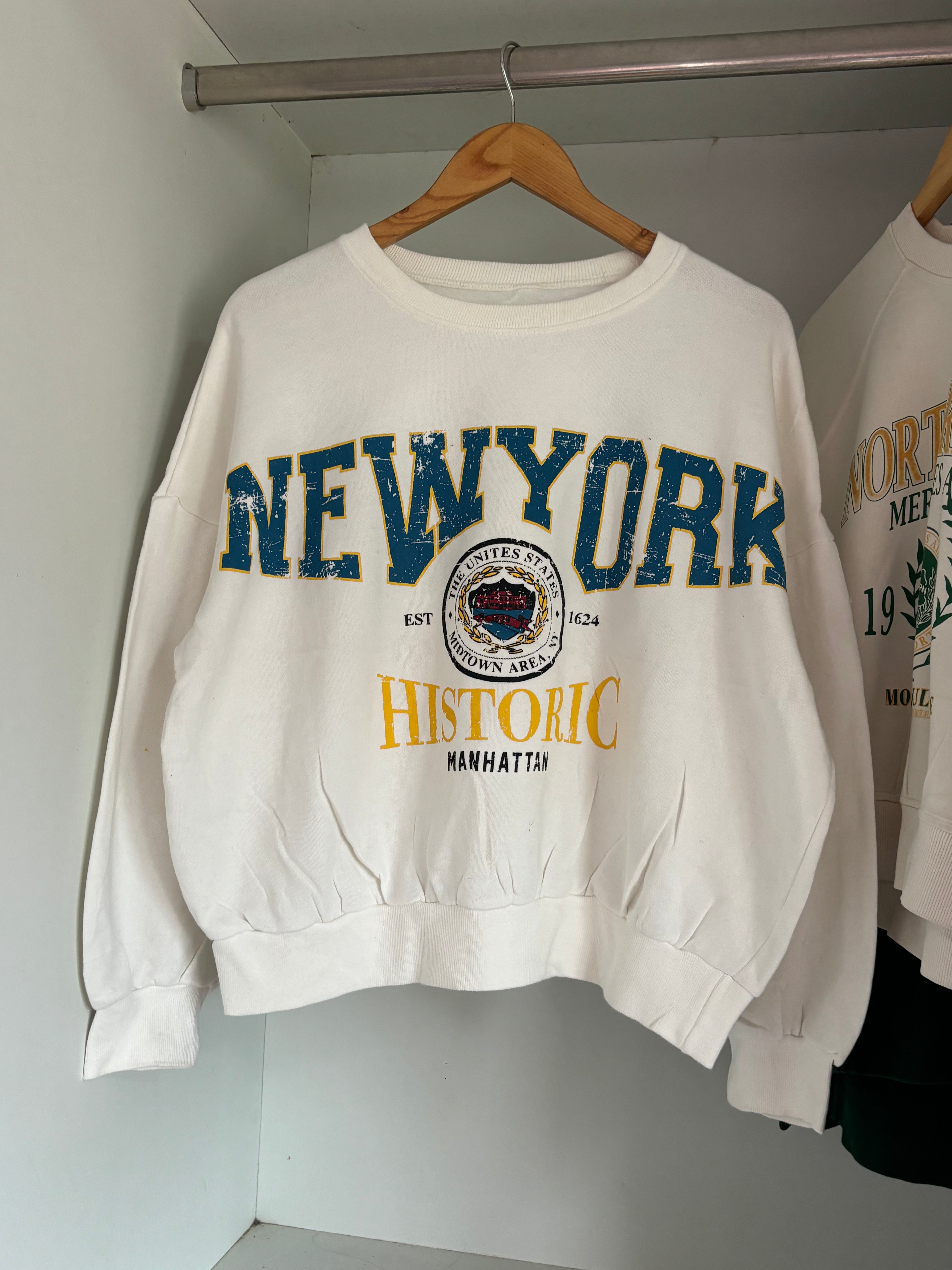 Graphic cropped sweatshirt.