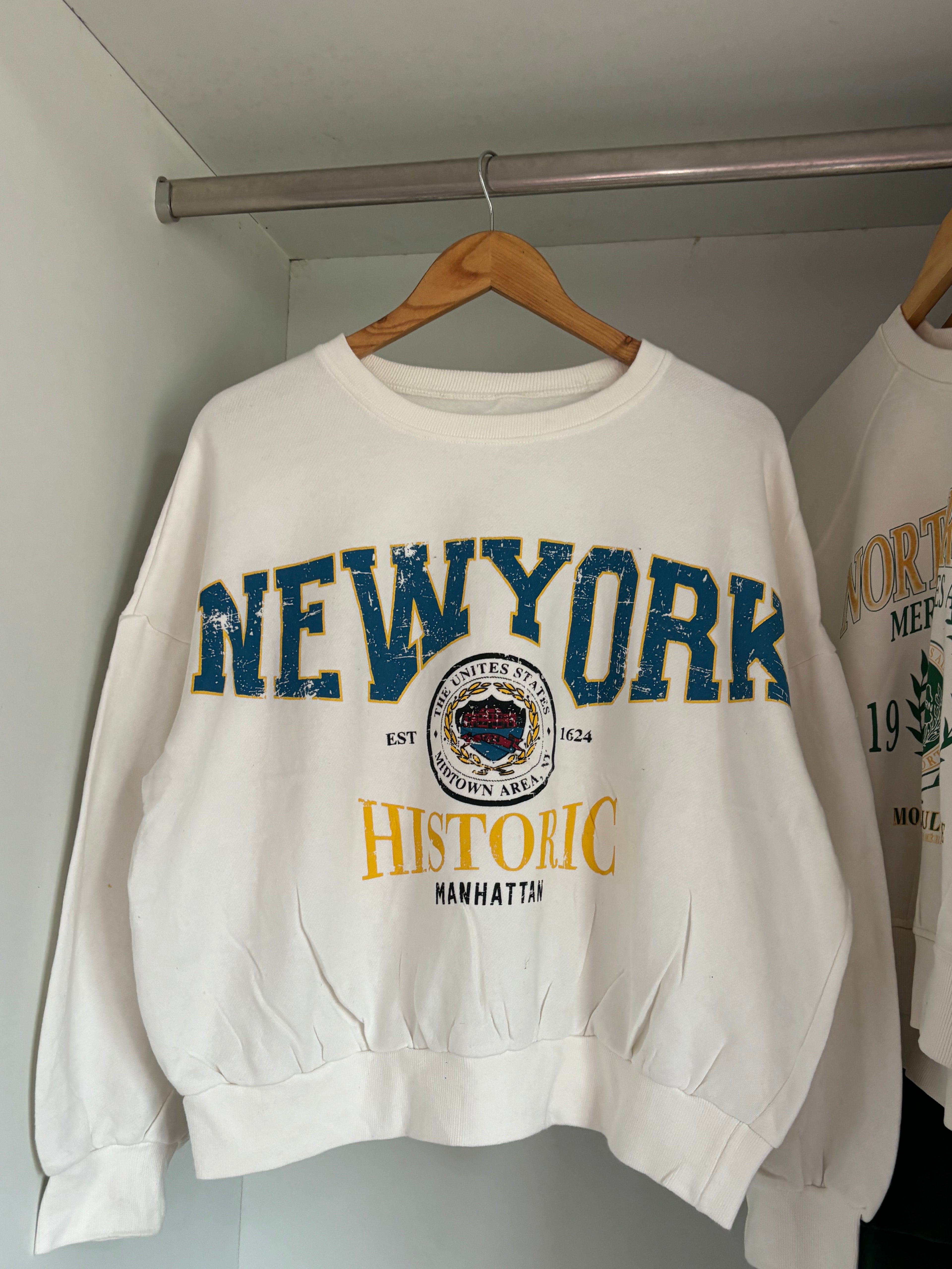 Graphic cropped sweatshirt.