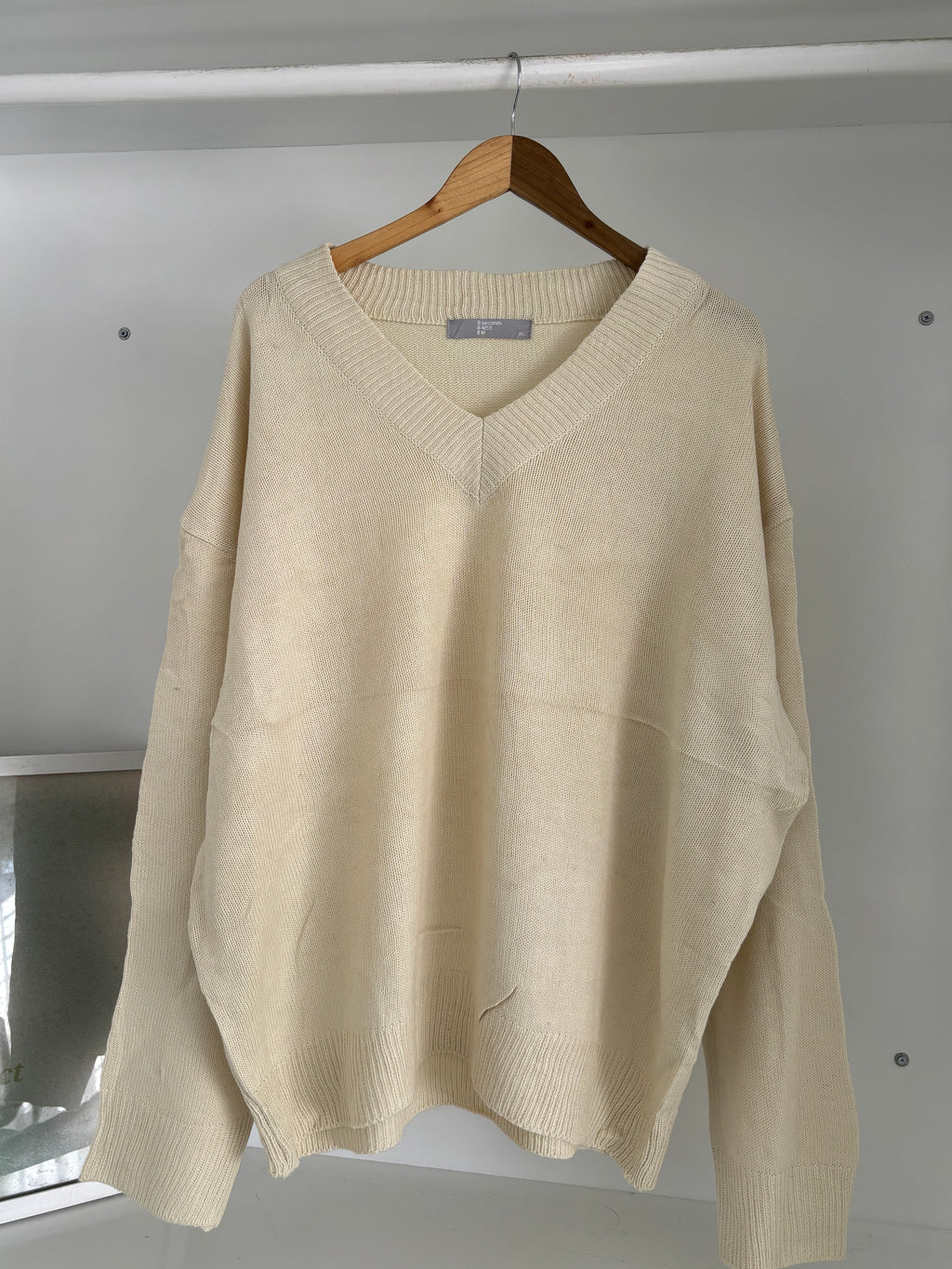 V-neck unisex Sweater