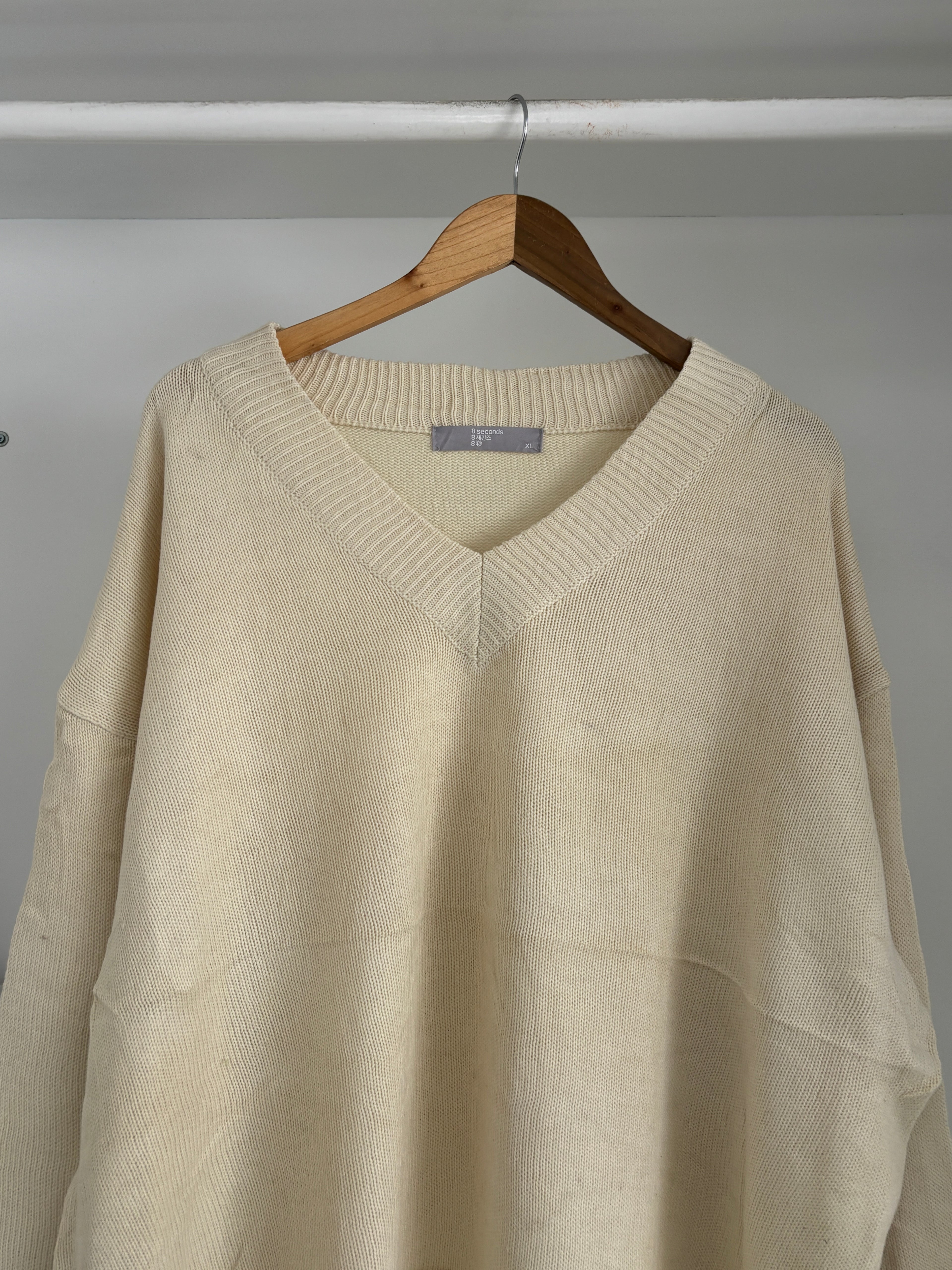 V-neck unisex Sweater