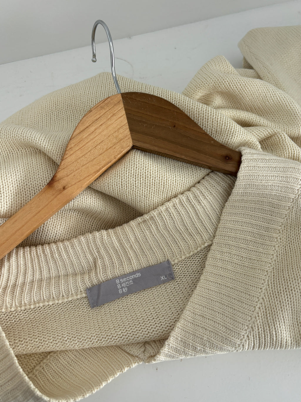 V-neck unisex Sweater