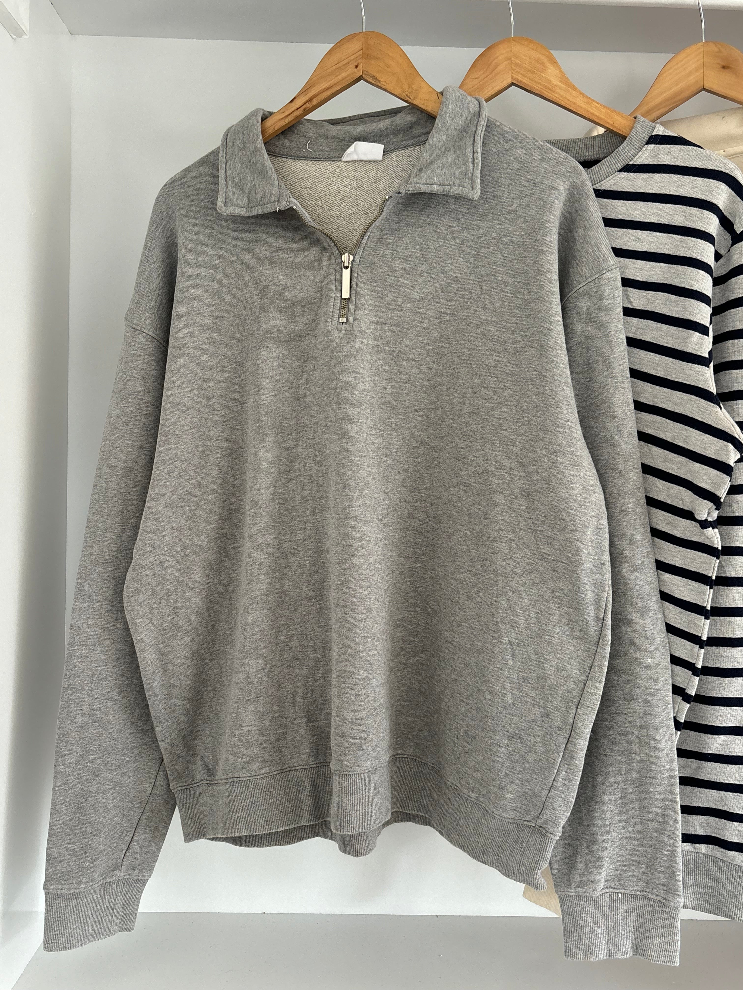 Half zipper sweatshirt.
