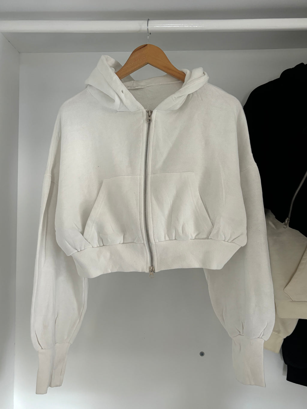 Cropped zipper hoodie.
