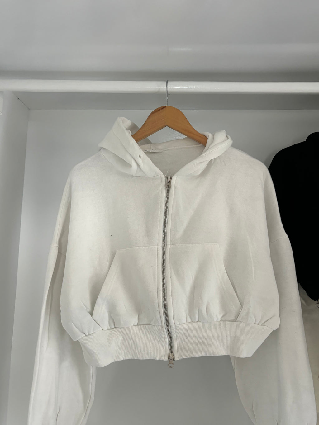 Cropped zipper hoodie.