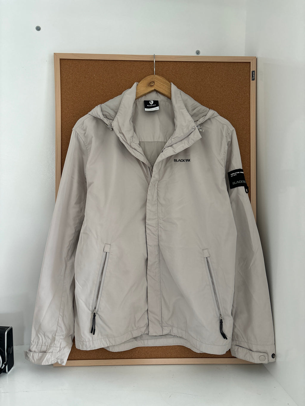 light beige/stone-colored outdoor jacket