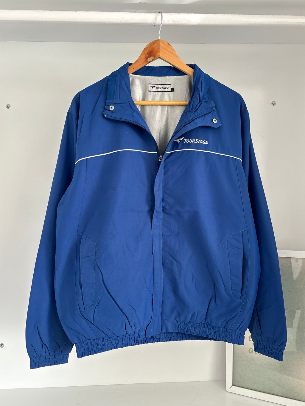 Light-weight windbreaker