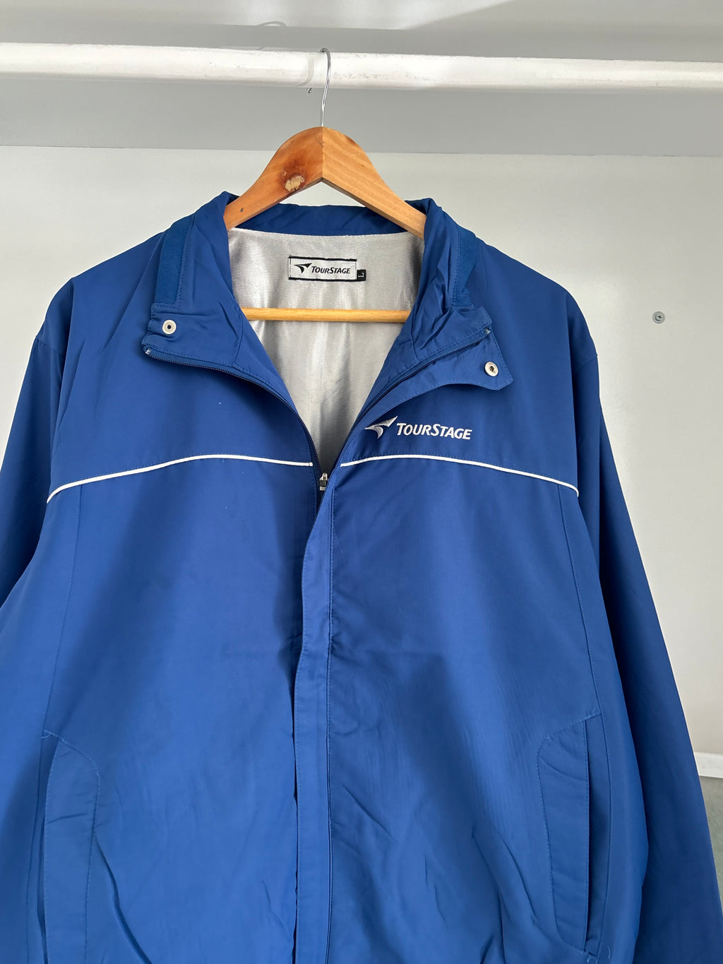 Light-weight windbreaker