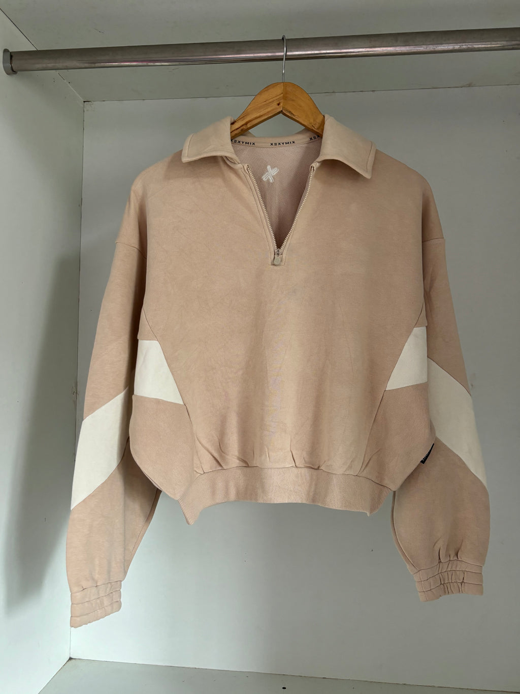 Half zipper sweatshirt.