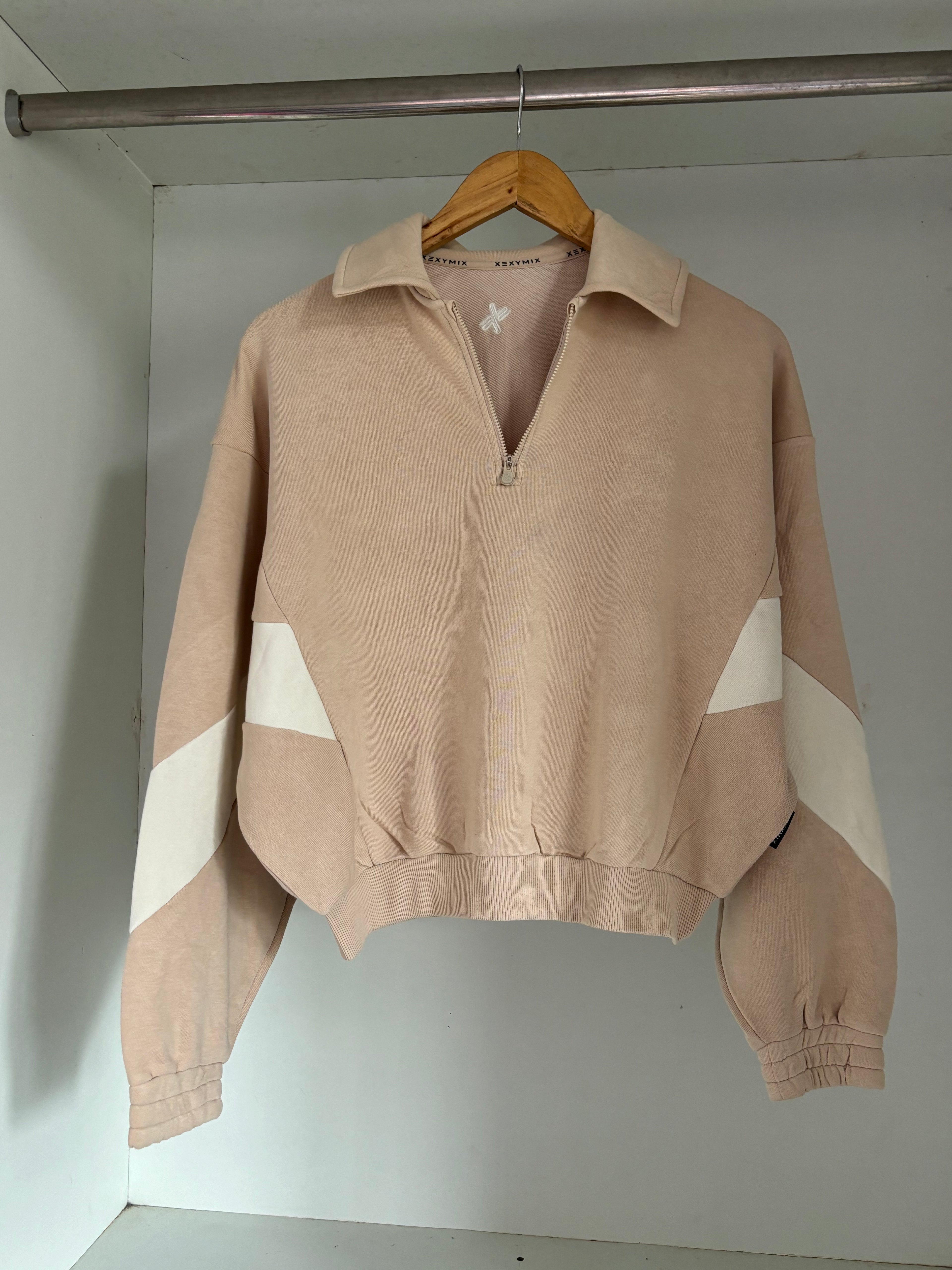 Half zipper sweatshirt.