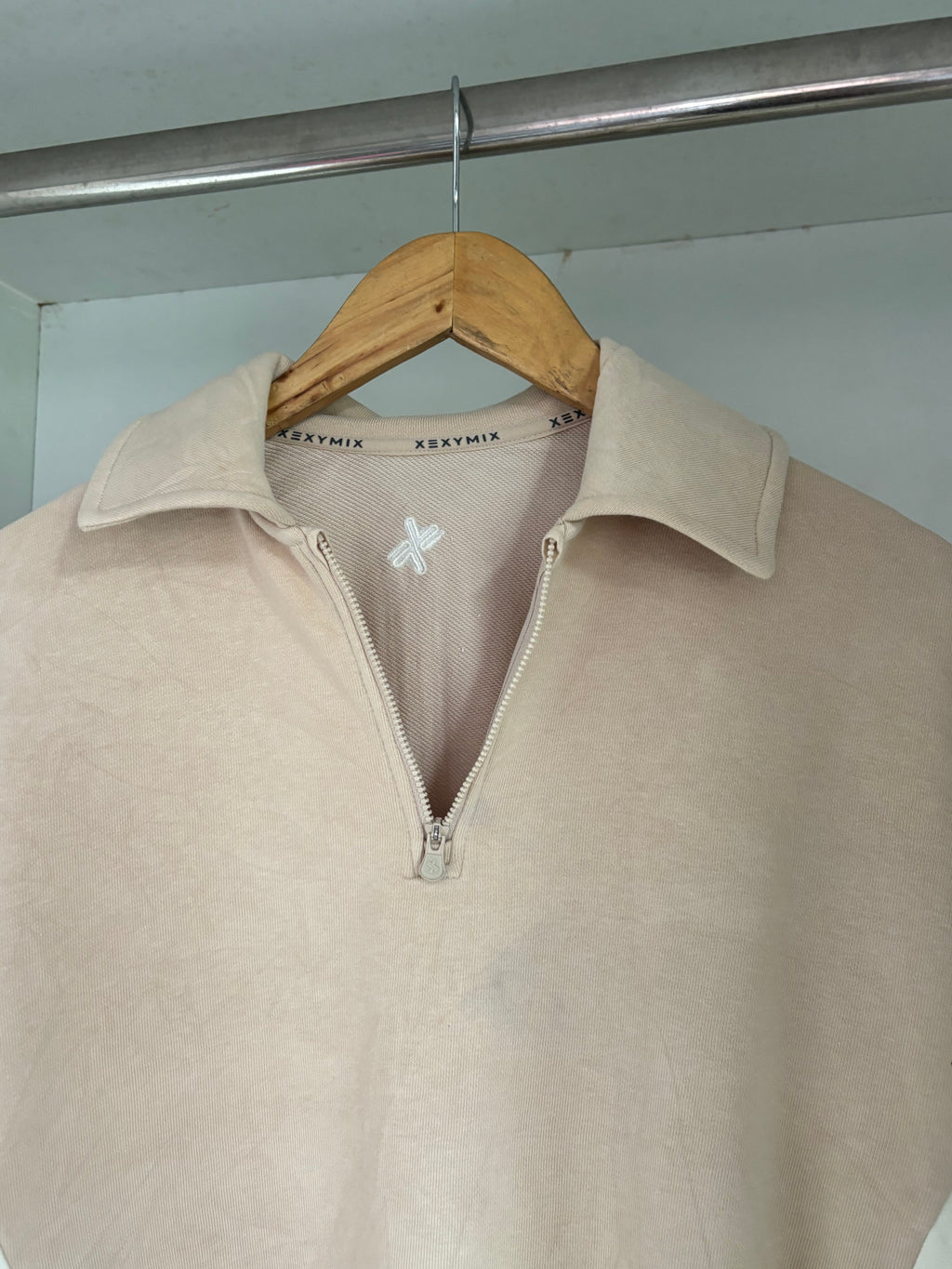 Half zipper sweatshirt.